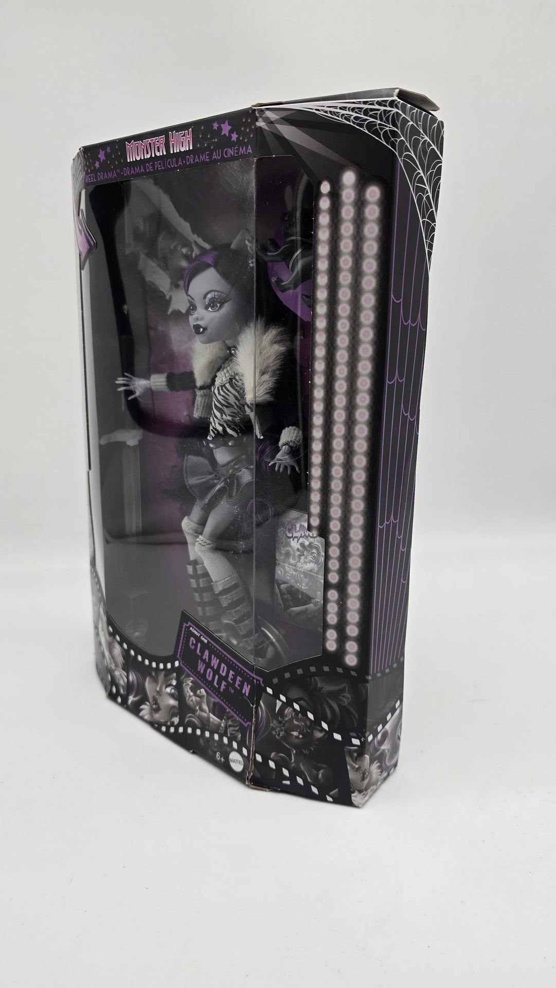 ⚠️Caja maltratada⚠️ Monster high Reel drama reproduction año 2025 Clawdeen (muchos detalles estéticos en caja por viaje) ideal si coleccionas fuera de caja. Ver fotos.