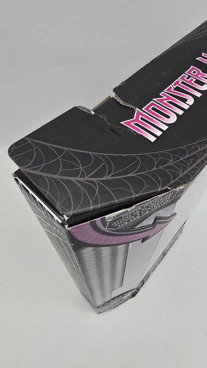 ⚠️Caja maltratada⚠️ Monster high Reel drama reproduction año 2025 Clawdeen (muchos detalles estéticos en caja por viaje) ideal si coleccionas fuera de caja. Ver fotos.